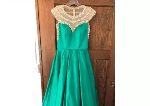 Women's long prom and formal dresses